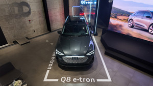 SUV thuần điện Audi Q8 e-tron ra mắt, giá từ 3,8 tỷ đồng