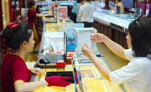 Giá vàng trong nước tiến gần thế giới, có nên mua?