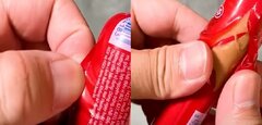 Mẹo bóc vỏ xúc xích ăn liền không cần kéo