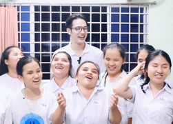 Thầy giáo 1m8 gây sốt với dự án dạy tiếng Anh cho người khiếm thị