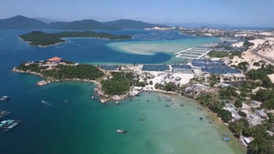 Đến Vịnh Vân Phong tắm biển trong xanh, khám phá thiên nhiên hoang sơ