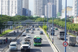 Ô tô chuyển làn đường không có tín hiệu báo trước bị phạt bao nhiêu tiền?