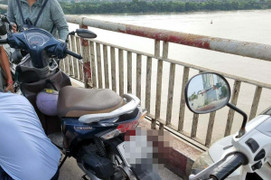 Cảnh sát ngăn người phụ nữ nhảy cầu Chương Dương tự tử