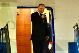 Tổng thống Nga Putin lên máy bay về nước