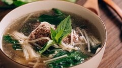 Cách nấu canh thịt bò nấm kim châm đơn giản