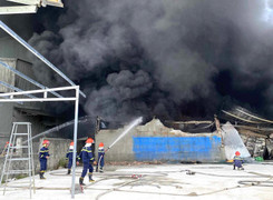 Khói lửa bao trùm xưởng sản xuất bao bì ở Quảng Nam
