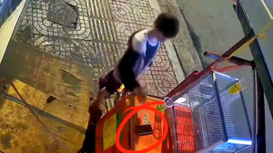 Thấy điện thoại bị bỏ quên, cậu bé có hành động bất ngờ