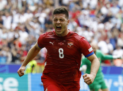 Jovic ghi bàn ở phút bù giờ thứ 5, Serbia hoà kịch tính Slovenia