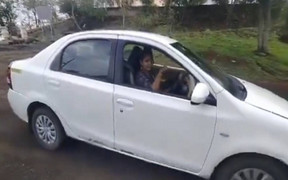 Tự tập lái ô tô, cô gái thiệt mạng khi lùi xe xuống vách núi 