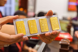 Có nên đổi USD để mua vàng?