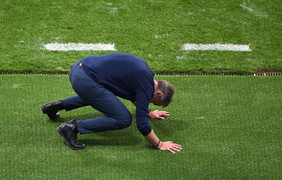 Trọng tài gây tranh cãi, HLV Đan Mạch quỳ lạy