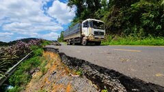 Nguy hiểm chực chờ tại đoạn đường sạt lở nửa năm chưa sửa ở Đắk Lắk