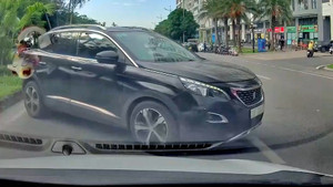 Tài xế buộc ô tô đi ngược chiều phải quay đầu 