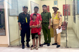 Bé trai đạp xe ngược chiều trên cao tốc Hà Nội - Hải Phòng