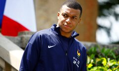 Đang đá EURO, Mbappe vẫn chăm chỉ đòi nợ PSG