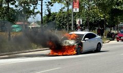 Ô tô bốc cháy sau khi sửa chữa ở công ty