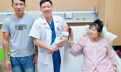 Người phụ nữ 52 tuổi lần đầu làm mẹ sau hai lần thụ tinh thất bại