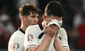 Tuyển Anh cứ ghi bàn rồi tử thủ, dàn sao tỷ USD đá như 'cửa dưới'