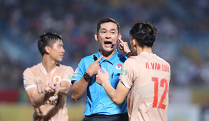 Mắc lỗi trong trận đấu của CLB Công an Hà Nội, trọng tài bị treo còi hết mùa