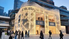 Thổi phồng giá túi xách 50 lần, Dior bị tẩy chay