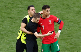 Fan cuồng quấy rối Ronaldo, UEFA yêu cầu tăng lực lượng an ninh