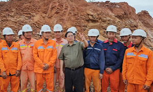 Thủ tướng kiểm tra, động viên công nhân tại Dự án đường dây 500kV mạch 3