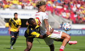 Cầu thủ Ecuador tung đòn kungfu, đạp thẳng ngực đối thủ