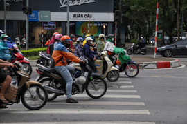 Xe máy dừng chờ đèn đỏ trên vạch qua đường của người đi bộ bị phạt bao nhiêu?