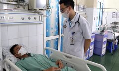 Nhập viện cấp cứu sau ăn phở và xúc xích ven đường