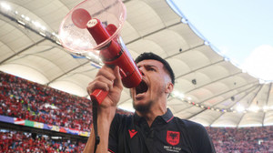 Ăn mừng kích động, tiền đạo bị cấm thi đấu tại EURO