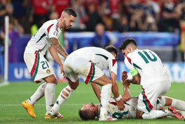 Tiền đạo Hungary nằm bất động, co giật trên sân