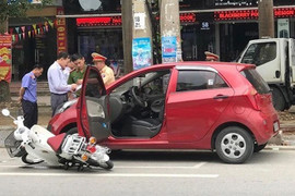 Mở cửa xe ô tô không quan sát bị phạt bao nhiêu tiền?