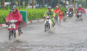 Người Hà Nội vất vả lội nước, đội mưa đi làm sáng đầu tuần