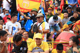 Cổ động viên phủ kín sân Thiên Trường, chờ Nam Định vô địch V.League