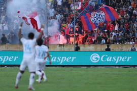 CĐV Nam Định leo rào sắt nhọn vào khán đài, đốt pháo sáng mừng vô địch