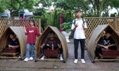 Nườm nượp sĩ tử về Văn Miếu ngồi lều chõng xin vía cầu may