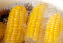 Luộc ngô nhớ cho chút bột này, ngô sẽ ngọt và dẻo thơm đặc biệt