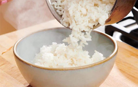 Hâm nóng cơm nguội nhớ cho 1 thìa này vào, cơm sẽ thơm dẻo như mới nấu