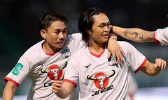 Tuấn Anh vô địch V.League, chỉ Minh Vương vẫn 'dành cả thanh xuân để trụ hạng'