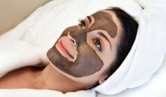 Làm mặt nạ từ than hoạt tính giúp da sáng mịn hơn