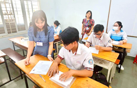 Thi tốt nghiệp THPT tại TP.HCM: 3 thí sinh thi phòng riêng, có người viết bài hộ