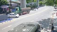 Khuất tầm nhìn, xe ben húc văng ô tô con vào dải phân cách