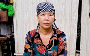 Bị bệnh tật giày vò, người phụ nữ cắn răng chăm chồng ung thư giai đoạn cuối