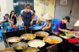 Quán bánh rán mặn hơn 30 năm ở Hồ Tây không biển hiệu vẫn hút khách