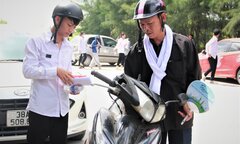 Xúc động hình ảnh người đàn ông đeo khăn tang, ngồi chờ con thi tốt nghiệp THPT