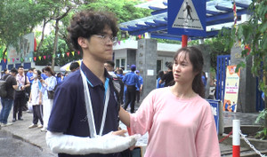 Phẫu thuật bó bột tay phải trước kỳ thi, nam sinh vẫn làm tốt bài thi môn Văn