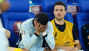 Ronaldo bực tức đá chai nước, ôm mặt thất vọng khi bị thay sớm