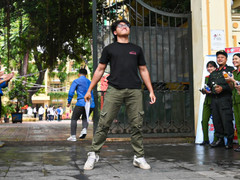 Nam sinh ăn mừng như ngôi sao bóng đá sau khi hoàn thành môn Văn