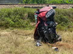 Ô tô con bị tàu hỏa tông văng gần chục mét, bẹp dúm