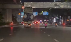 Tài xế chở 'núi hàng', gần chạm gầm ga tàu điện ở Hà Nội